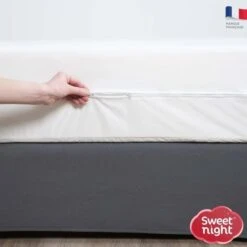 SWEET NIGHT Rénove Matelas Imperméable - 140 X 190/200 Cm - Blanc -DODO Soldes Magasin sweet night renove matelas impermeable 140 x 190 200 cm blanc 3377720105160 730950